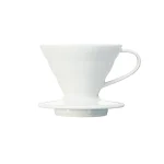 Hario V60 dripper za pripravo filter kave - plastični lijak v beli barvi.