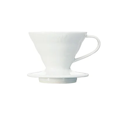 Hario V60 dripper za pripravo filter kave - plastični lijak v beli barvi.
